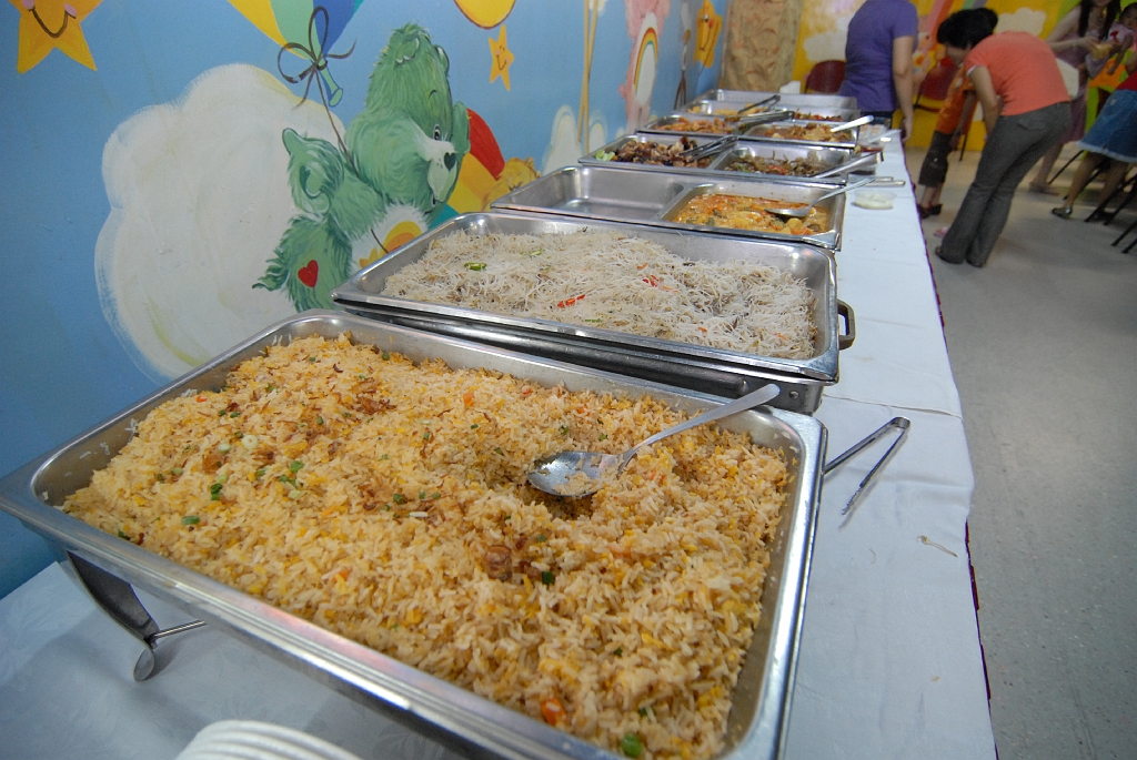 EUR_6936.JPG - Catering from ISS-CDCS.  - guests must have realised many 'indo' style dishes selected :).  $12 per person, for 40 guests.  -  1st time we are using this caterer, must say there are better ones around....