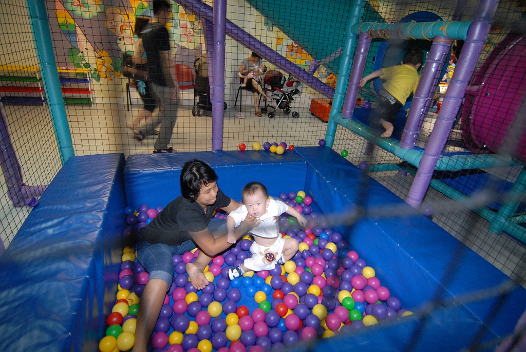 EUR_7101.JPG - Kid enjoying the ball pool