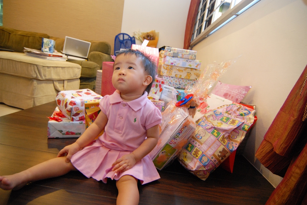 EUR_7158.JPG - "Daddy, Mummy, which one to open first?"